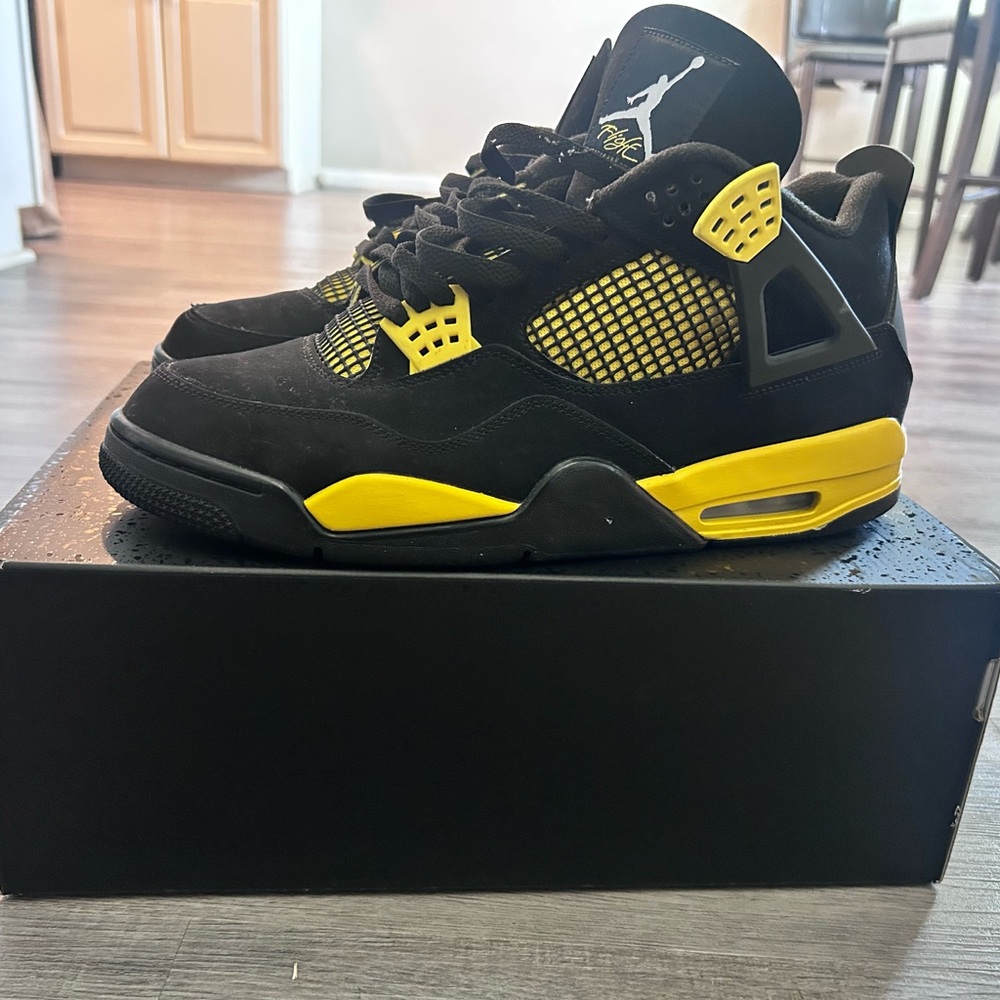 Air jordan 4 Retro Yellow Thunder(2023) Like new and very good condition
Size:13